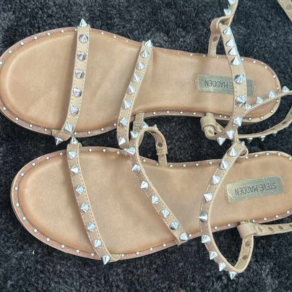 Steve Madden Travel Tan Studded Strappy Ankle Strap Gladiator Boho Sandals 8.5 - Picture 2 of 4